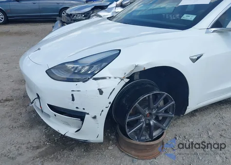 2018 Tesla Model 3 Long Range/Performance z USA, uszkodzony, nr VIN 5YJ3E1EB0JF093846